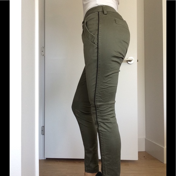 Green rider pants model - Picture 2 of 7